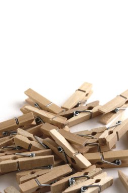 Beyaz arkaplanda tahta mandallar ve metin için boşluk