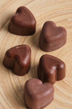 Tahta tabakta kalp şeklinde çikolatalar
