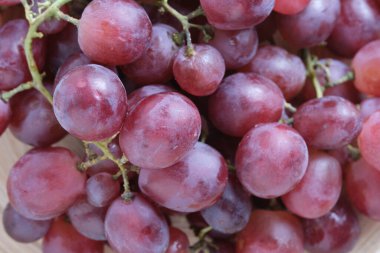 Sarmaşıkta taze kırmızı üzümlerin tam deseni.