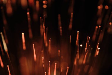 Soyut turuncu ışık kıvılcımları, fiber optik etki, enerji kavramı. Parlak parçacıklar, bilgi akışı, hız, sıcak ışık