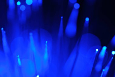 Mavi fiber optik parlak iplikler, soyut teknolojik arka plan. Veri transferi, bağlantı, gelecek teknolojisi, ağ