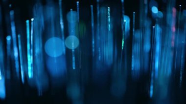 Koyu arkaplanda farklı renklerde optik lif.