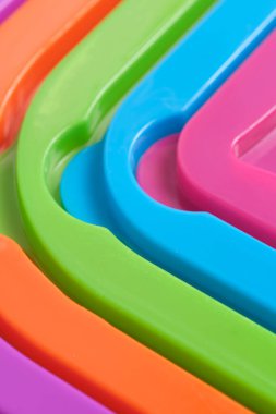 Renkli plastik yüzeyler ve geometrik çizgilerin soyut makro arkaplanı