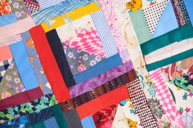 Parlak kırmızı ve mavi kumaş aksanlı geometrik yama dokusu