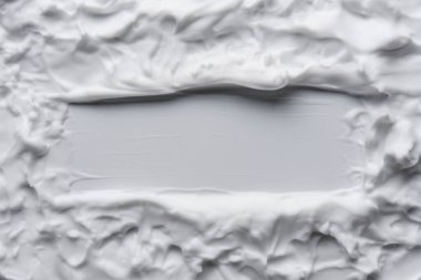 Kalın beyaz tıraş köpüğüne oyulmuş dikdörtgen çerçeve. Beyaz arka planda, krem şanti ya da köpükle çevrili boş bir merkez alan. Temizlik, hijyen ve kopyalama alanı kavramı