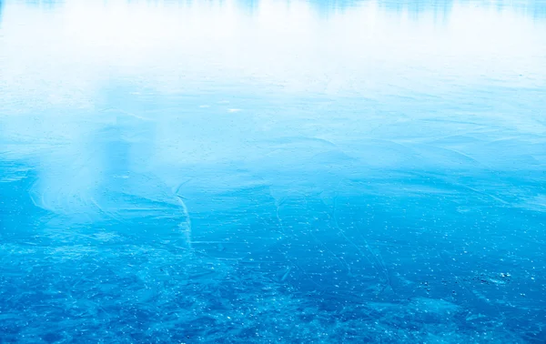 De komst van de winter heeft uitgelokt bevriezing water — Stockfoto