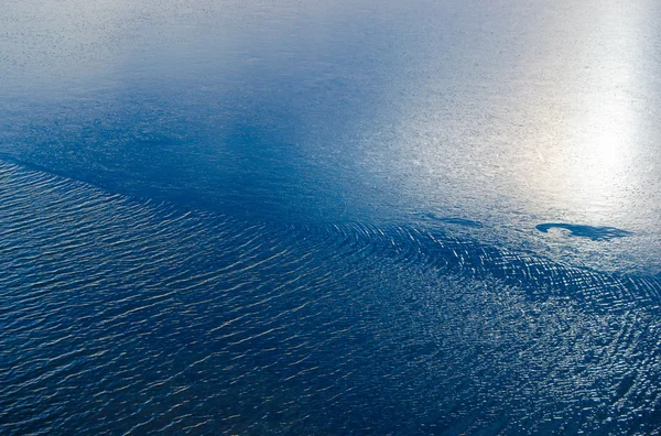 L'arrivo dell'inverno ha provocato il congelamento dell'acqua — Foto Stock