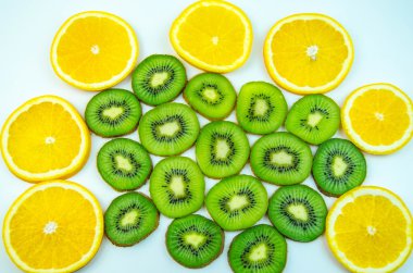 Portakal, kivi ince dilimlenmiş