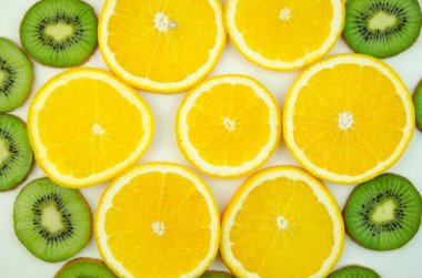 Portakal, kivi ince dilimlenmiş