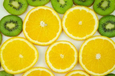 Portakal, kivi ince dilimlenmiş