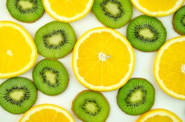 Portakal, kivi ince dilimlenmiş