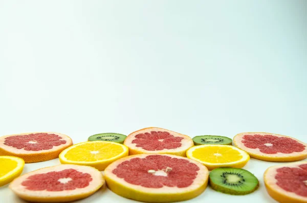 Kiwi, Orange, Grapefruit in dünne Scheiben geschnitten — Stockfoto