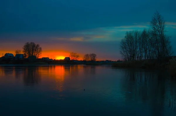 Pôr do sol no lago congelado — Fotografia de Stock