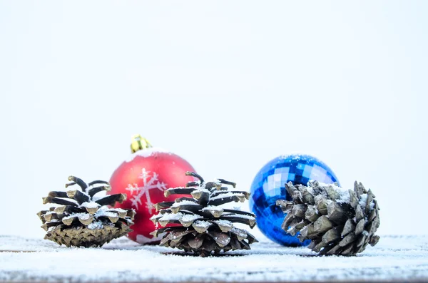 Decoraciones navideñas en la nieve —  Fotos de Stock