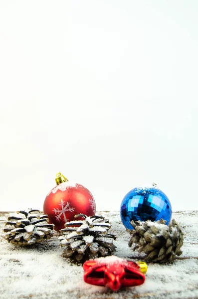 Χριστουγεννιάτικα στολίδια στο χιόνι — Φωτογραφία Αρχείου