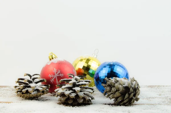 Karácsonyi dekorációk a hóban — Stock Fotó