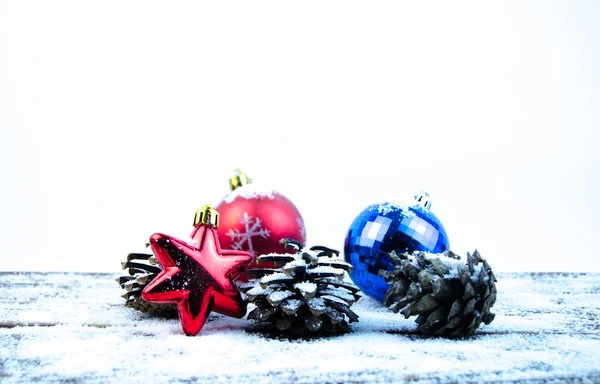 Decoraciones navideñas en la nieve —  Fotos de Stock