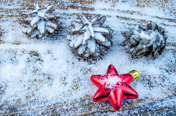 Weihnachtsdekoration im Schnee — Stockfoto