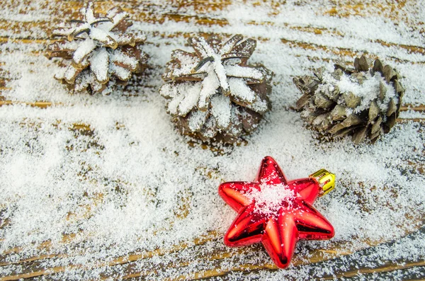 Weihnachtsdekoration im Schnee — Stockfoto