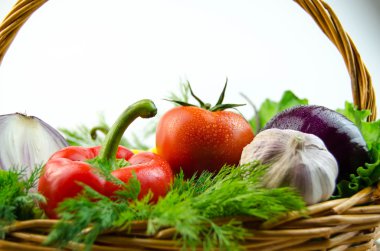 Sebze ve otlar bir hasır sepet