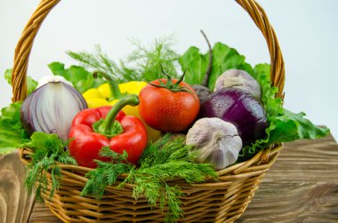 Sebze ve otlar bir hasır sepet