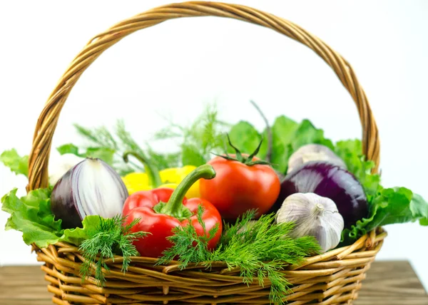 Verduras y hierbas en una canasta de mimbre — Foto de Stock