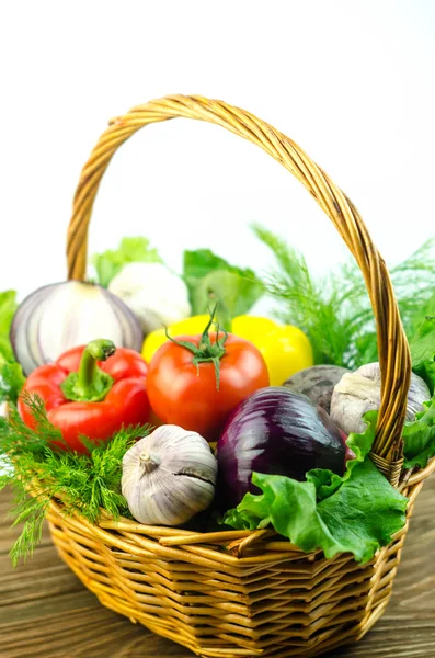 Verduras y hierbas en una canasta de mimbre —  Fotos de Stock