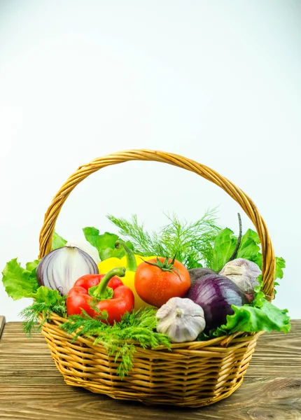 Verduras y hierbas en una canasta de mimbre —  Fotos de Stock