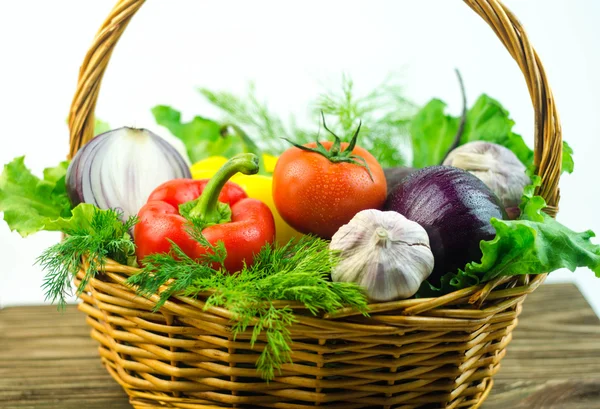 Verduras y hierbas en una canasta de mimbre — Foto de Stock