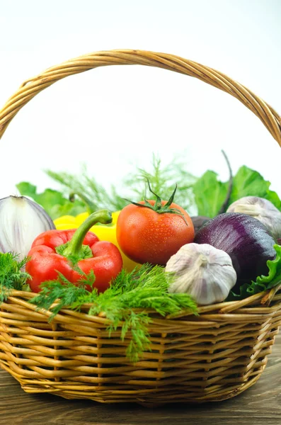 Verduras y hierbas en una canasta de mimbre —  Fotos de Stock