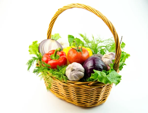 Verduras y hierbas en una canasta de mimbre —  Fotos de Stock