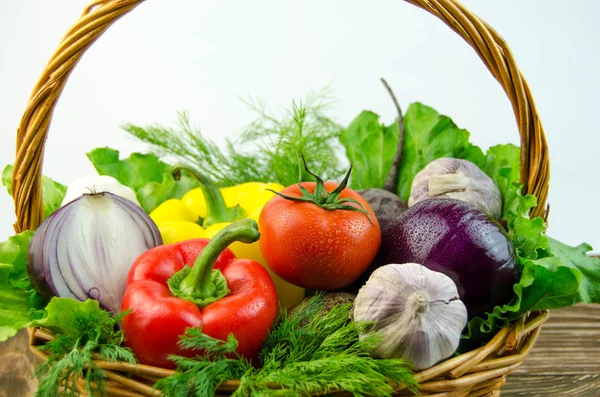 Verduras y hierbas en una canasta de mimbre — Foto de Stock