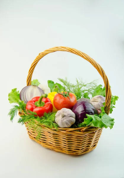Verduras y hierbas en una canasta de mimbre — Foto de Stock