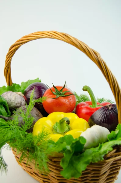 Verduras y hierbas en una canasta de mimbre —  Fotos de Stock