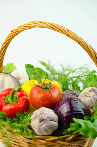 Verduras y hierbas en una canasta de mimbre —  Fotos de Stock