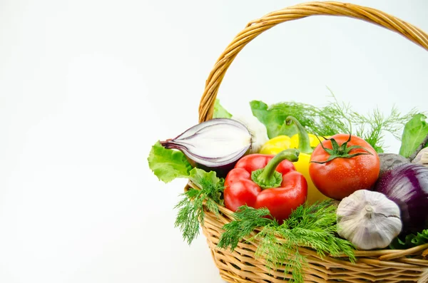 Verduras y hierbas en una canasta de mimbre — Foto de Stock