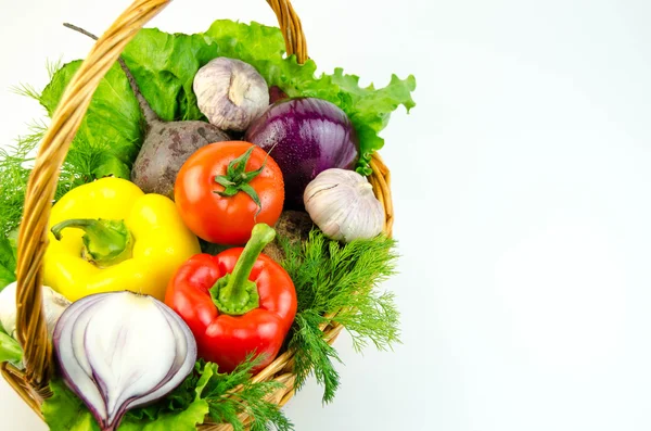 Légumes et herbes dans un panier en osier — Photo