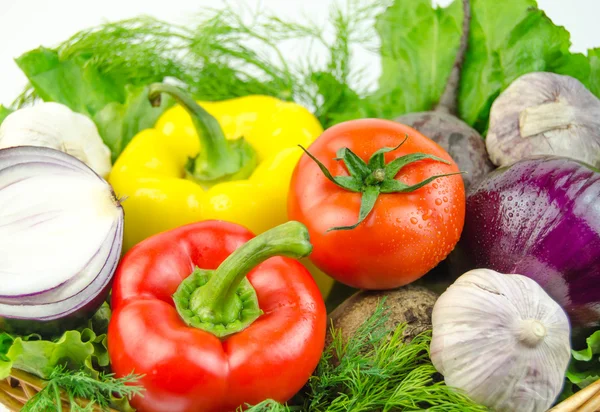 Légumes et herbes dans un panier en osier — Photo