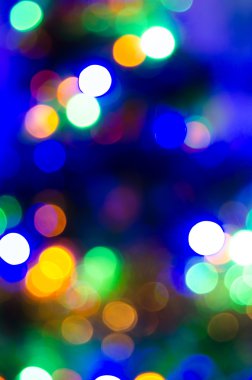 Karanlık bir arka plan üzerinde parlak bokeh