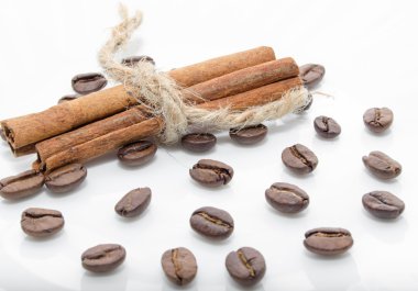 grãos de café torrados e canela