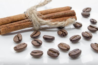 grãos de café torrados e canela