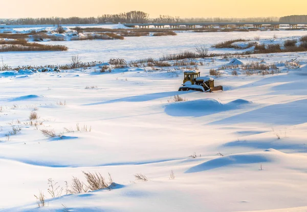 Bulldozer in cumulo di neve — Foto Stock