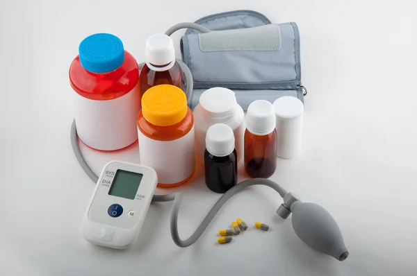 Kan basınç tonometer ve şişe üzerinde beyaz tabletler için Stok Resim