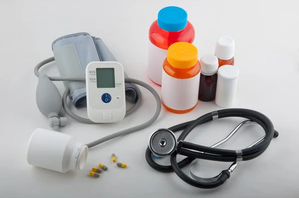 Beyaz gri tıbbi tonometer, phonendoscope, ilaç ve ilaç şişe Stok Fotoğraf