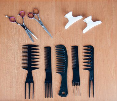 Fırçalar, makas ve hairspins masanın üzerine tarak