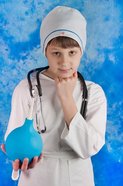 Dziecko w medycynie kostium przechowywania lewatywa — Zdjęcie stockowe