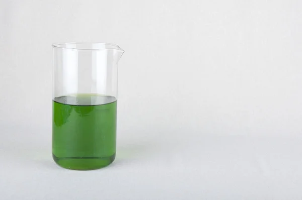 Frasco de laboratorio y líquido verde en el interior — Foto de Stock