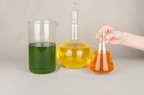 Три лабораторных стекла с жидкостью — стоковое фото