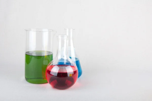 Botellas de laboratorio con líquido coloreado — Foto de Stock