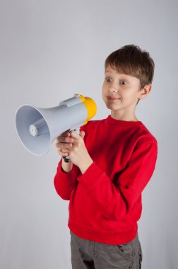 Genç yakışıklı hoparlör onun elinde tutan